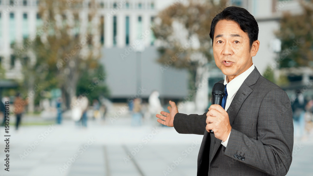 Male reporter introducing the city Male reporter introducing the city