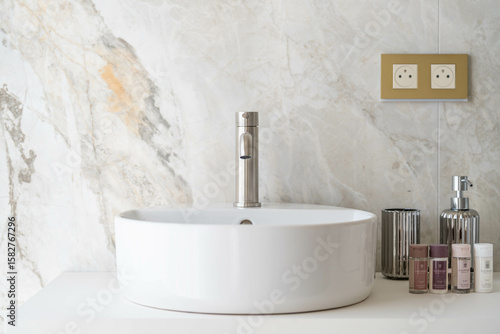 Fotografie Elegant designer sink with marble wall in luxury bathroom — high-end interior de
