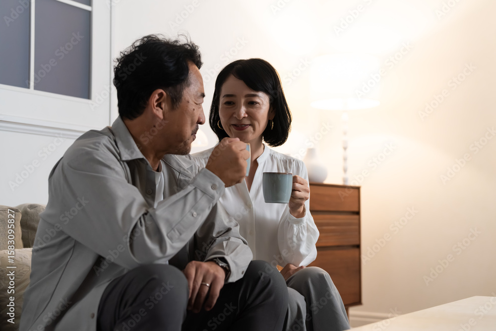 マグカップで飲み物を飲むミドル夫婦 ライフスタイルイメージ マグカップで飲み物を飲むミドル夫婦 ライフスタイルイメージ