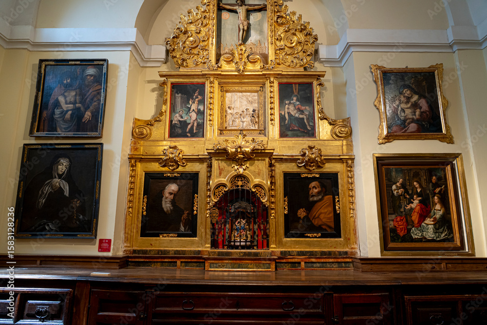 Obraz premium Historic altar at Colegiata de Santa Maria la Mayor de Toro in Zamora, showcasing ornate craftsmanship and religious art