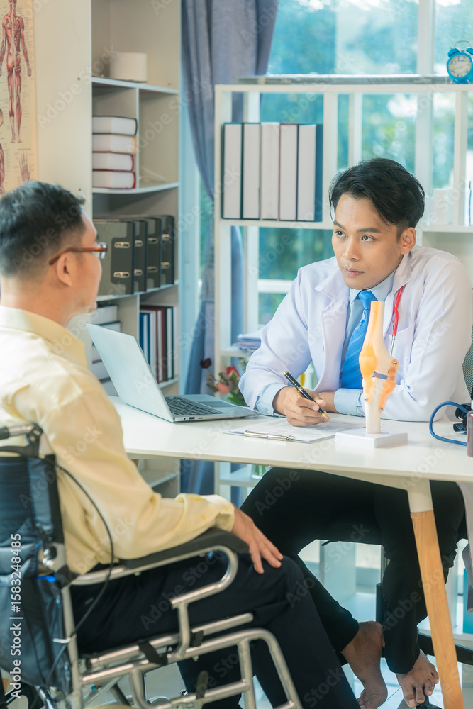 Obraz premium Senior man consults with doctor about joint pain and mobility problems in clinic. Asian male doctor and patient talking in hospital office. Healthcare services.