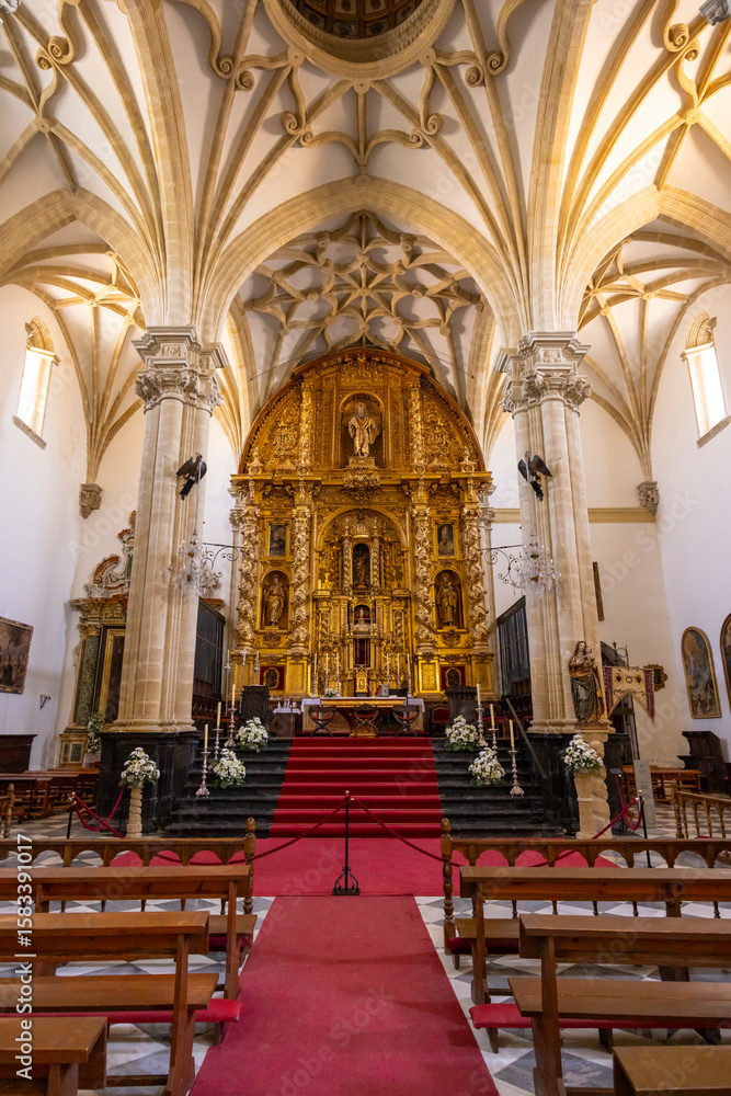 Fototapeta premium Ornate golden altar and vaulted ceiling inside Santa Maria Square Church in Baeza, Spain