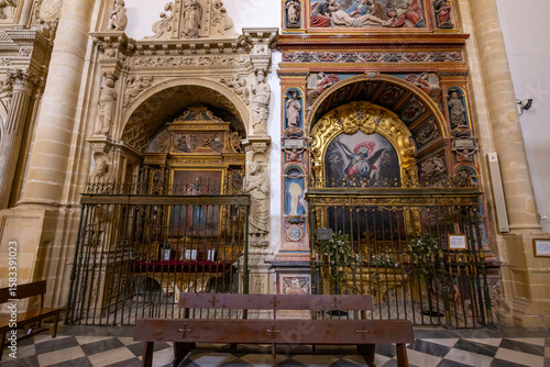 Фотография Chapels with golden altarpieces and paintings decorating Baeza Cathedral in Anda
