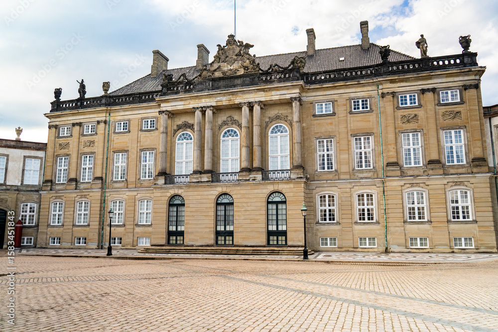Fototapeta premium Majestic Amalienborg Palace in Copenhagen on a cloudy day