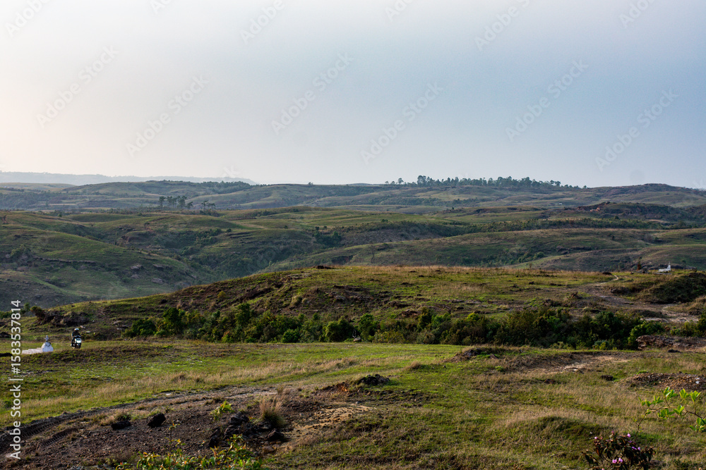 Obraz premium Green undulating hills under a clear sky in Jowai, Meghalaya.