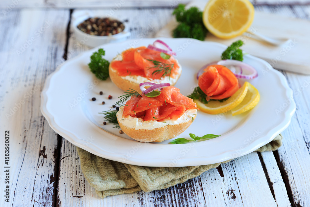 Brötchen mit Räucherlachs Brötchen mit Räucherlachs