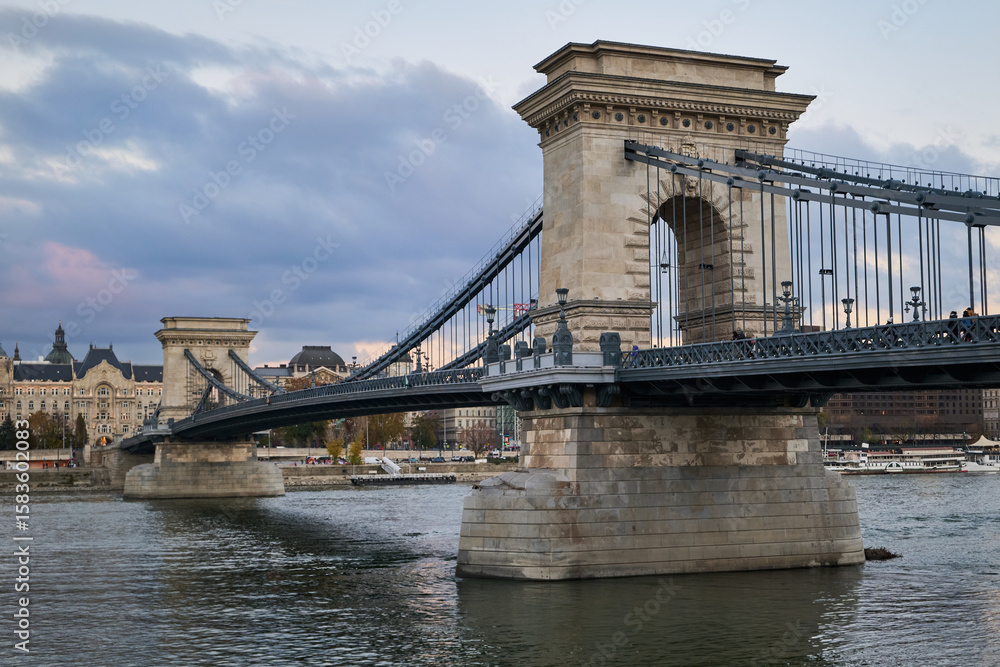Obraz premium The Széchenyi Chain Bridge in Budapest, Hungary, connects Buda and Pest across the Danube river