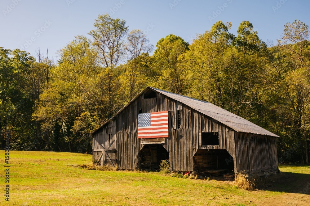 Obraz premium Rustic Barn with American Flag