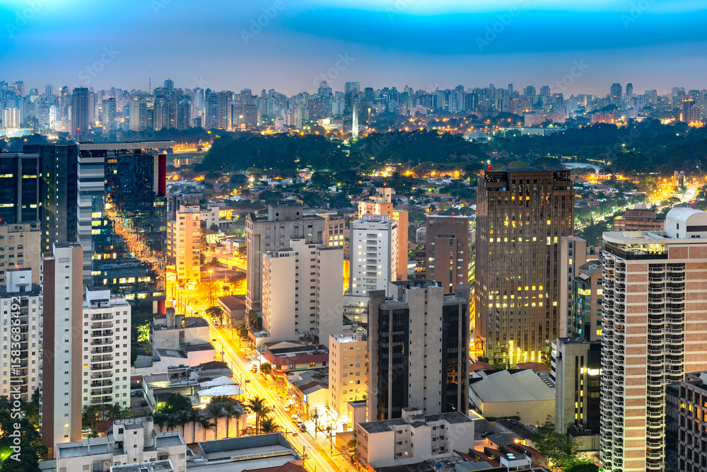 Obraz premium The immense scale of Sao Paulo, Brazil, captured from above, with endless high-rises under a twilight sky.