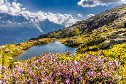 Foto Beautiful mountain landscapes of the Alps on Tour du Montblanc hike
