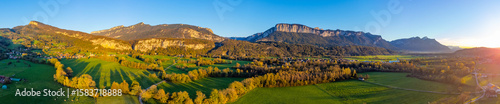Saint-Christophe Herbstpanorama - Goldene Landschaft mit Bergen und Weinbergen in Frankreich