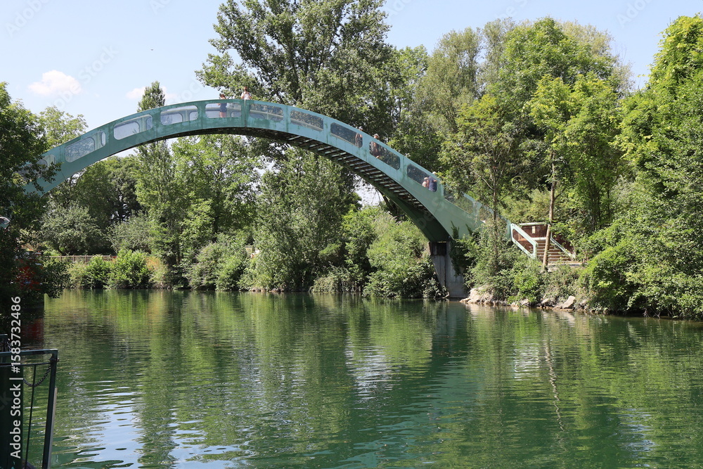 Fototapeta premium Passerelle piétonne sur le canal de Savières, village de Chanaz, département de la Savoie, France