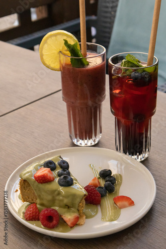 Refreshing Berry Drinks and Healthy Fruit Dessert