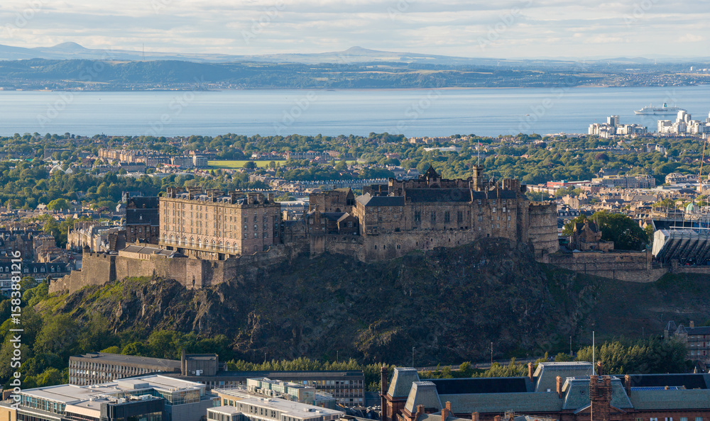 Obraz premium Aerial image of Edinburgh Cityscape featuring the iconic Castle. 