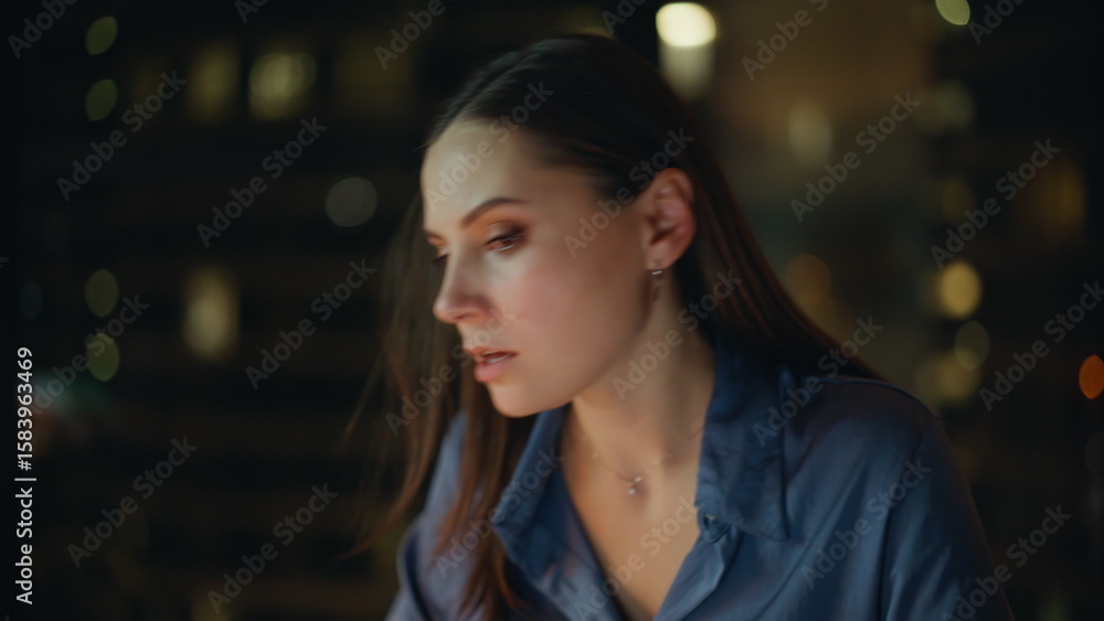 Obraz premium Mad businesswoman yelling cellphone at night office closeup. Angry lady shouting