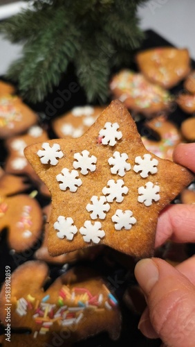 Pierniczki w kształcie gwiazdki z posypką śnieżynkami