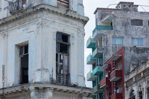Canvas Print Juxtaposition of decaying historic and modern architecture on a street in Havana