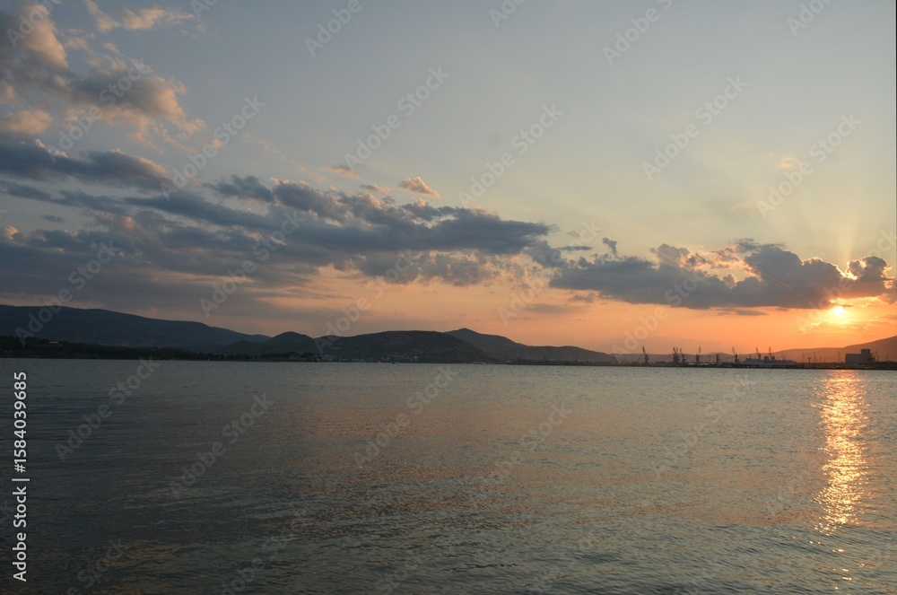 Obraz premium The sun sets on a beautiful sea beach
