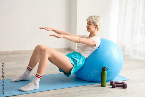 Sporty young woman  trainin...
