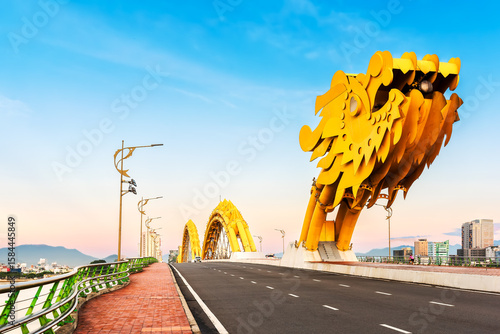 Fotografía View of Dragon bridge across Han river early in the morning in Da Nang city, Vietnam
