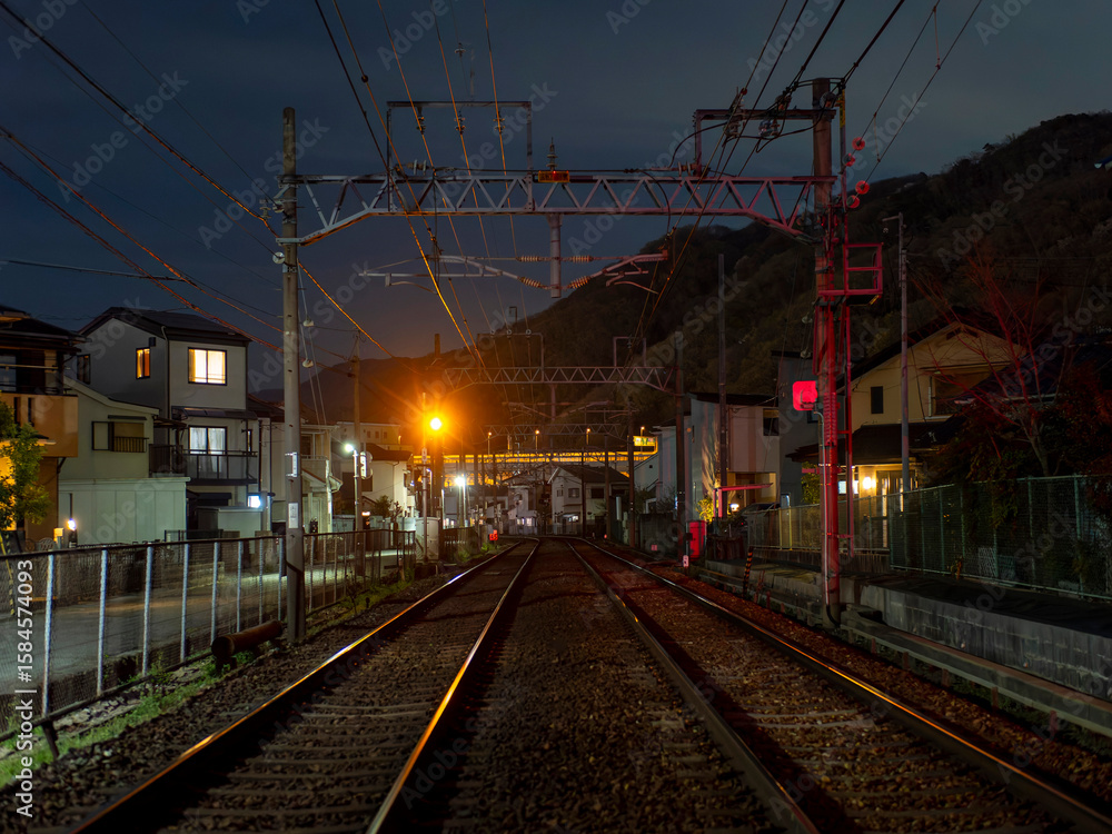 Fototapeta premium 住宅街を通る鉄道の夜景