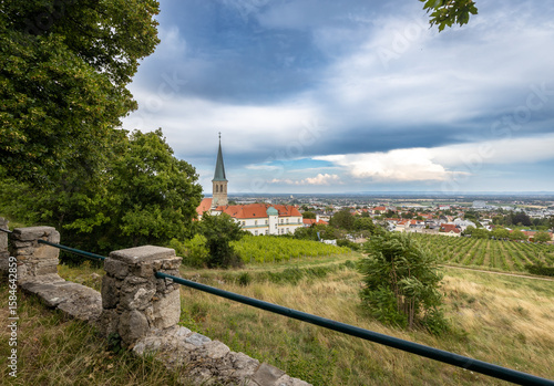 Ausblick auf die Kirche in Gumpoldskirchen Niederösterreich