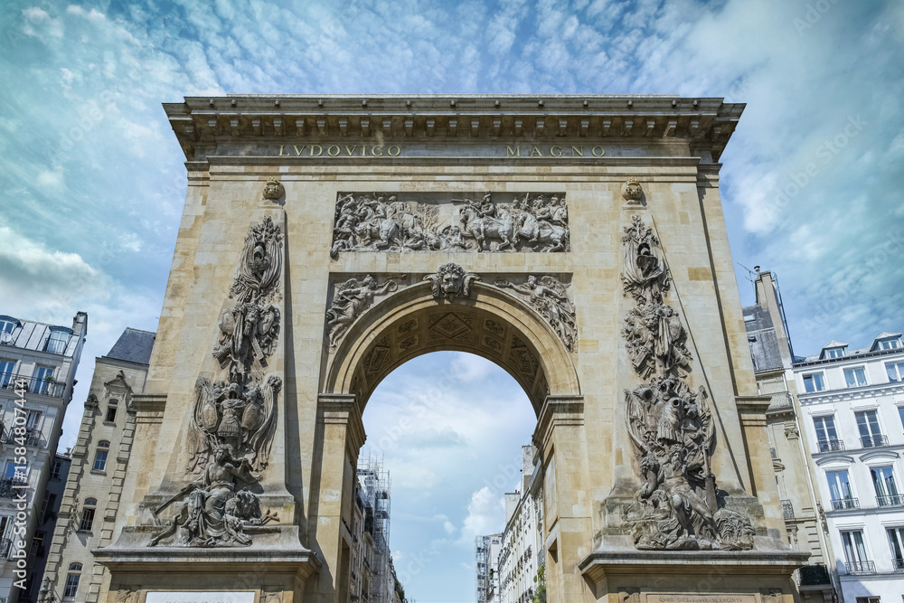 Obraz premium Paris, Porte Saint-Denis boulevard de Bonne-Nouvelle, ancient monument in a touristic district 