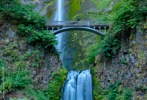 Fototapeta Naklejka Na Ścianę i Meble -  Benson Bridge at Multnomah Falls