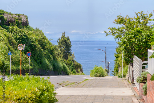 坂の上から湘南の海を望む風景、神奈川県鎌倉市、七里ヶ浜の住宅街