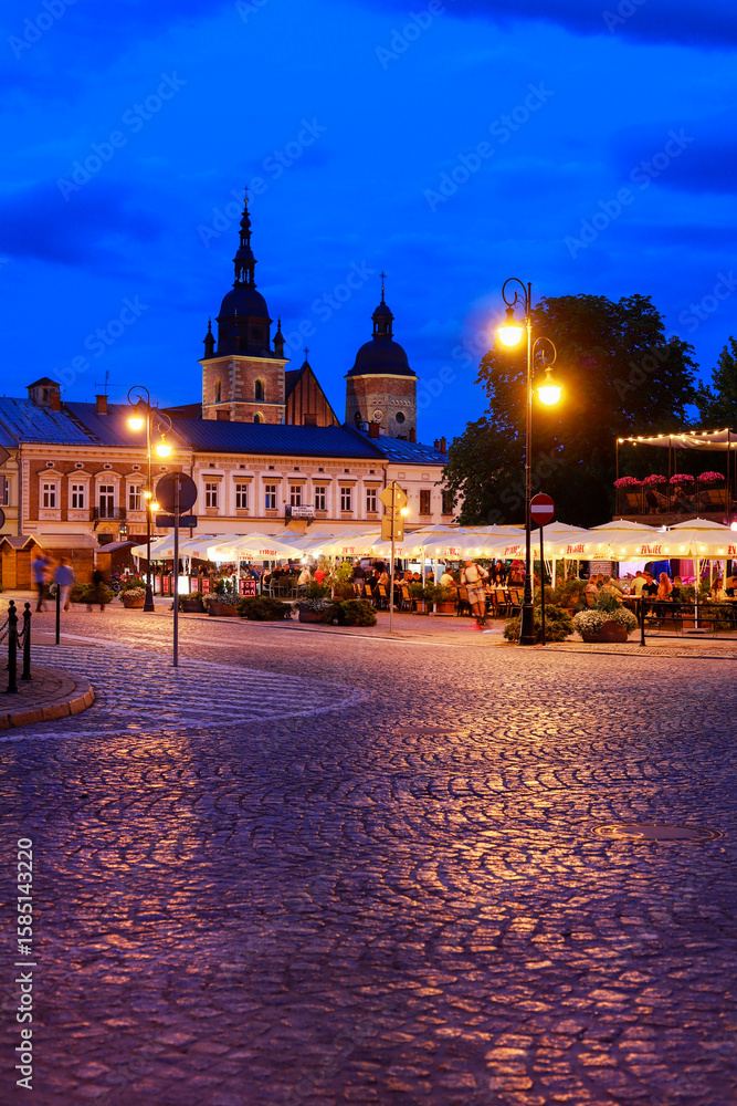 Obraz premium NOWY SACZ, POLAND - JULY 12, 2025: Cobbled streets at the sunset around the main market square in Nowy Sacz.