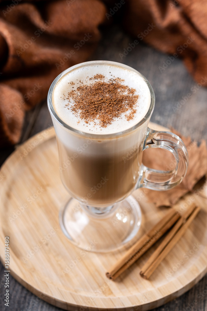 Obraz premium Maple Latte with Cinnamon in Glass Mug on wooden table
