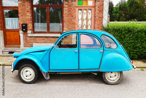 路駐されたレトロなクルマ