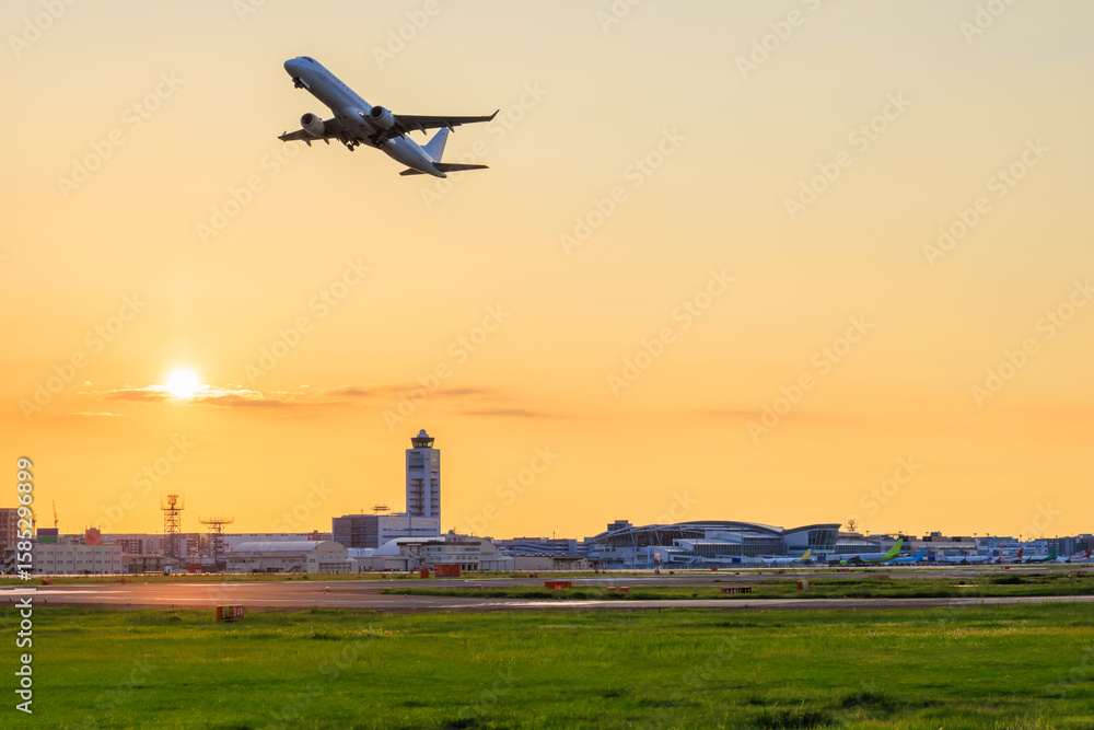 Fototapeta premium 夕暮れ時の夏の福岡空港 福岡県福岡市 Fukuoka Airport in summer at dusk. Fukuoka Pref, Fukuoka City.