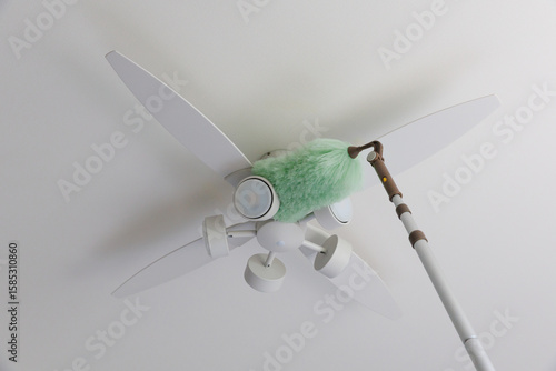 はたきでシーリングファンライトの清掃