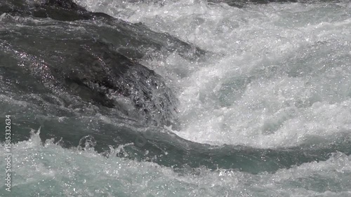 Wallpaper Mural Vue rapprochée au ralenti sur des courants rapides de rivière de montagne  Torontodigital.ca