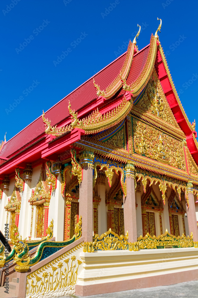 Obraz premium Thailand wat buddhist temples. Religious sacred places in Thailand, thai buddhism and classic stupa and pagoda architecture decoration with golden figures, flowers, colorful ornament and paintings