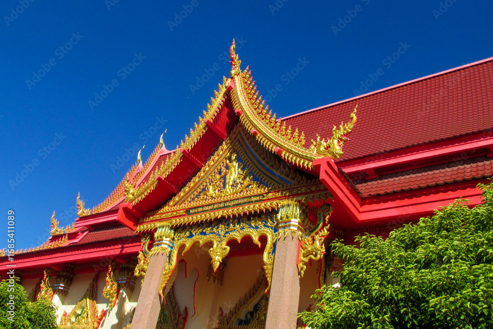 Fototapeta premium Thailand wat buddhist temples. Religious sacred places in Thailand, thai buddhism and classic stupa and pagoda architecture decoration with golden figures, flowers, colorful ornament and paintings