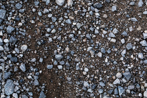 terreno naturale di terra bagnata scura e ghiaia