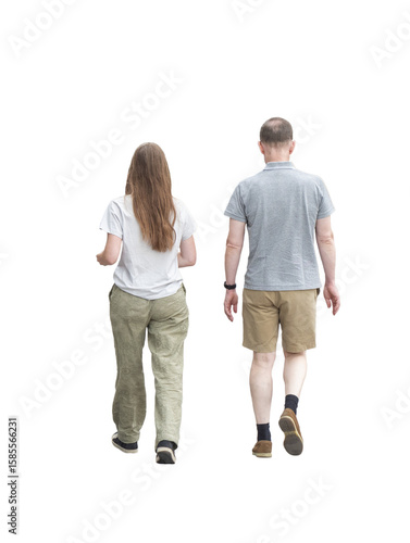 Homme et femme d’environ 40 ans vus de dos, marchant en été, vêtus de tenues décontractées, t-shirts, pantalon léger pour elle, short pour lui, chaussures confortables