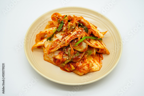 접시에 담은 배추 겉절이 김치 흰색 배경 컷