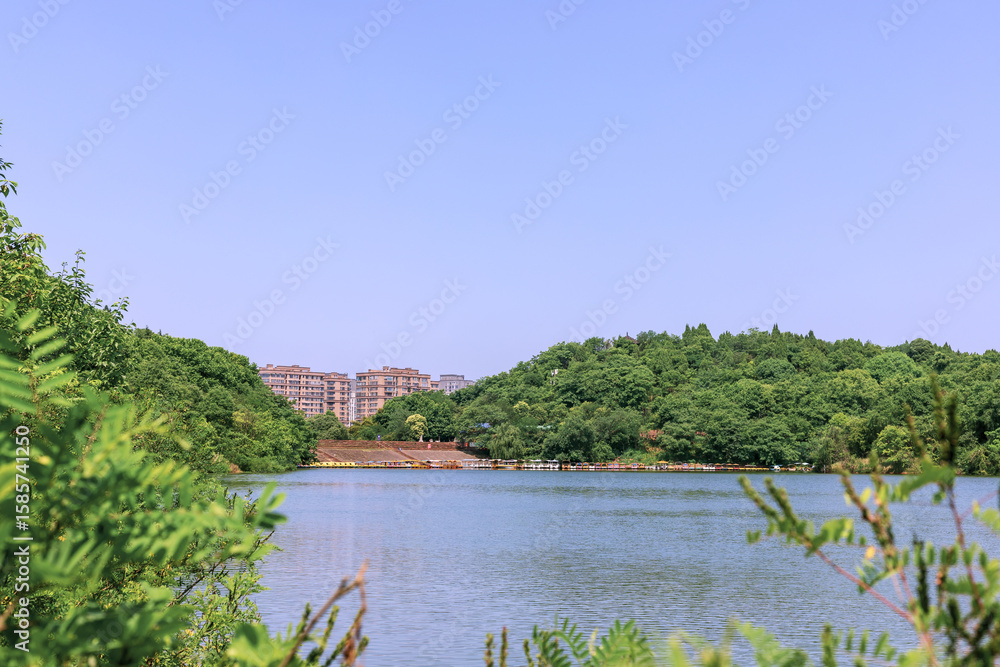 Fototapeta premium The natural scenery of Donghu Mountain Park in Deyang City, Sichuan Province, China