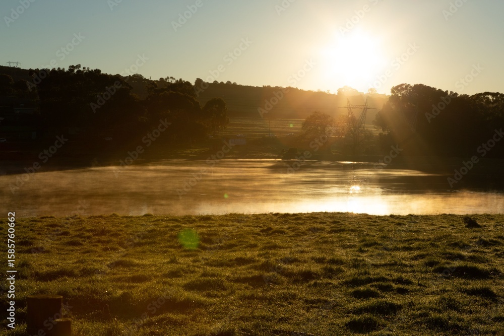 Naklejka premium Beautiful sunset reflected in the lake
