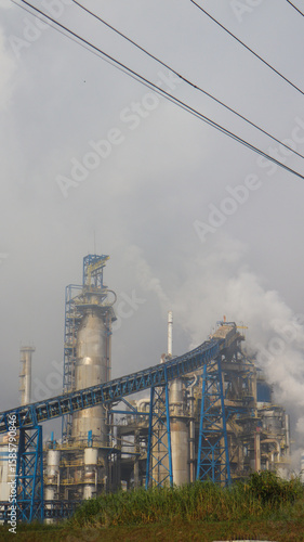 complexo de papel e celulose, com galpões, chaminés e áreas de produção, símbolo do setor industrial e exportador brasileiro.