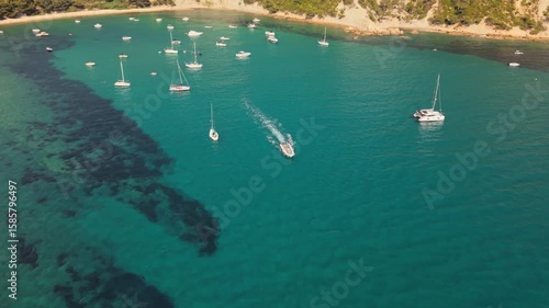 Bateau quittant la baie, vue aérienne par drone