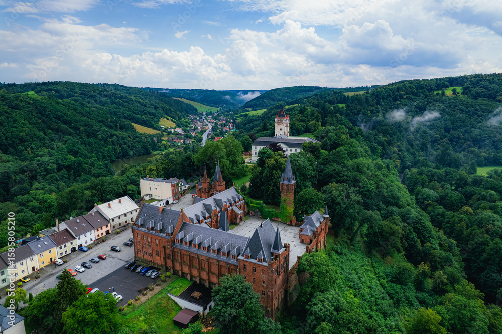 Obraz premium Kompleks pałacowo-parkowy w Hradcu nad Moravicí znajduje się na północno-wschodnim cyplu Niskiego Jesionika u ujścia potoku Hradecna do rzeki Moravicy. Panorama z lotu ptaka w lecie.