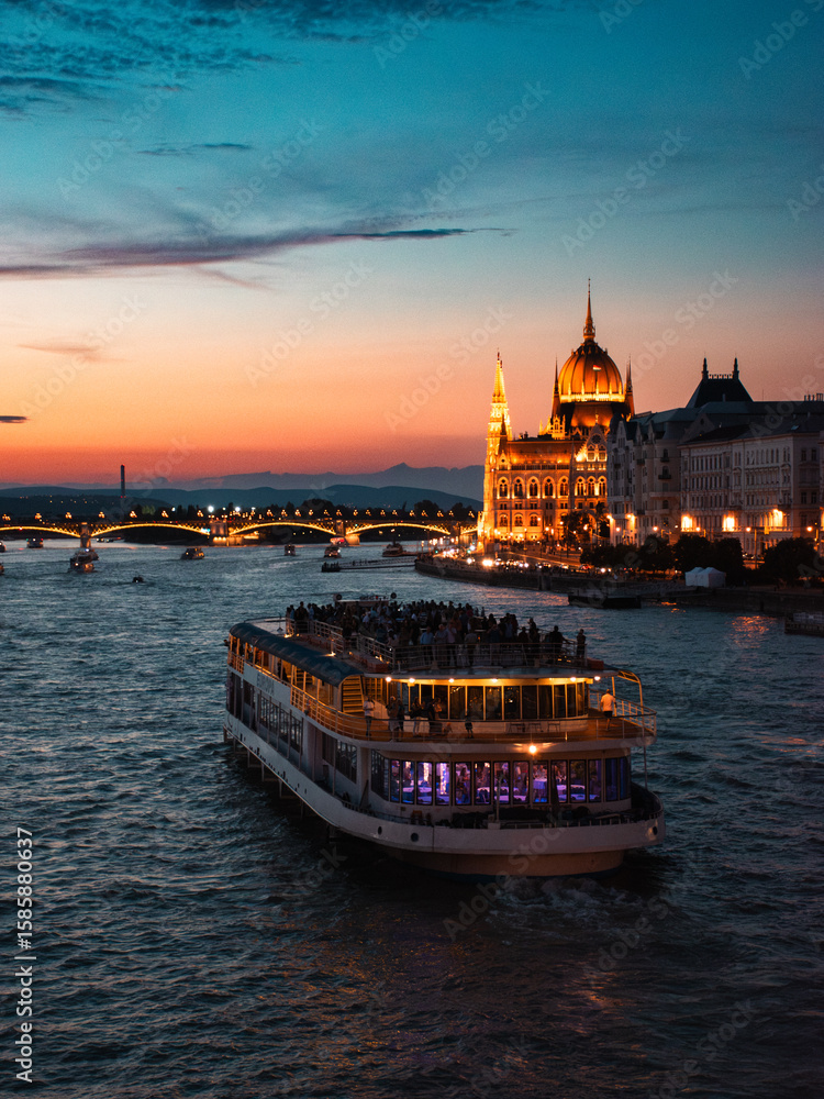 Obraz premium Evening cruise on the Danube River with view of the illuminated Hungarian Parliament in Budapest