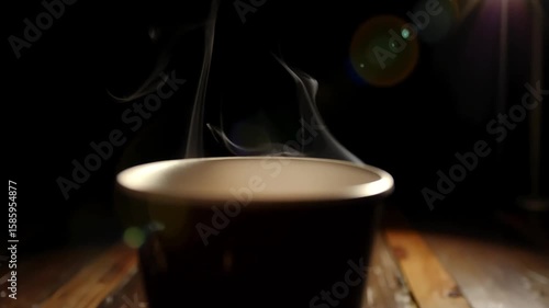 Kopi panas yang menghasilkan uap dengan tampilan dramatis dan sinematik
