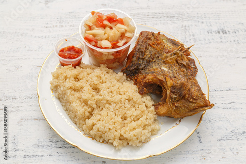 Attiéké – plat ivoirien typique avec poisson tilapia, mets traditionnel de la gastronomie de Côte d’Ivoire
