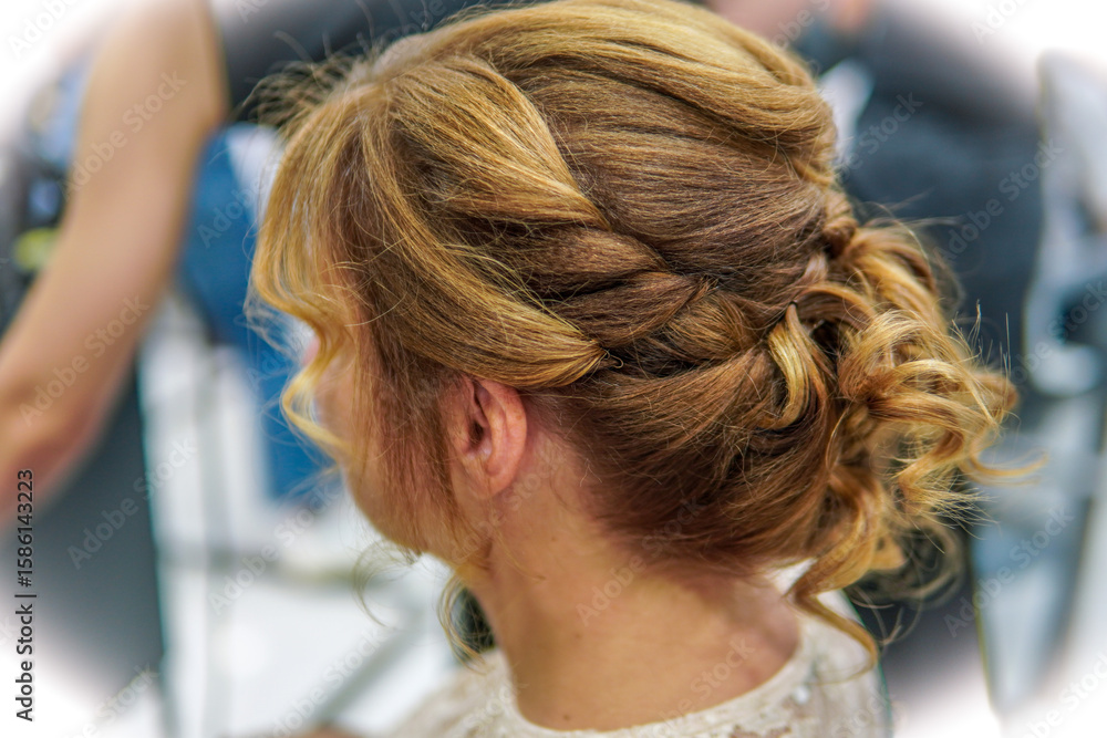 Fototapeta premium An elegant wedding hairstyle with soft curls and a twisted low ponytail. A romantic hairstyle, perfect for a wedding, with natural volume and texture. Ideal for modern and sophisticated brides.