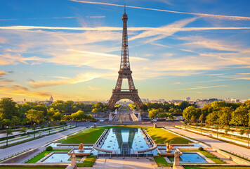 Papier peint photo Paris Tour Eiffel emblème de Paris  © AlexAnton